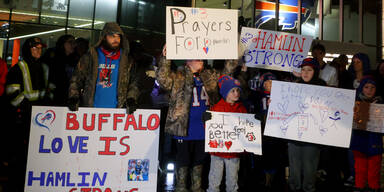 NFL Hamlin Fans vor dem Spital