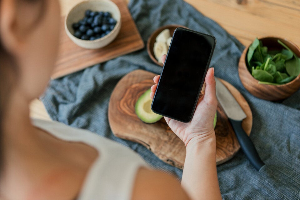 Darum sollten Sie Ihr Handy niemals in die Küche mitnehmen