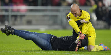 Fan attackiert Torwart Sevilla PSV