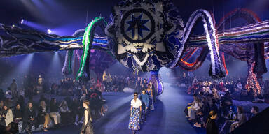 Paris: Modische Zeitreise der Star-Designer