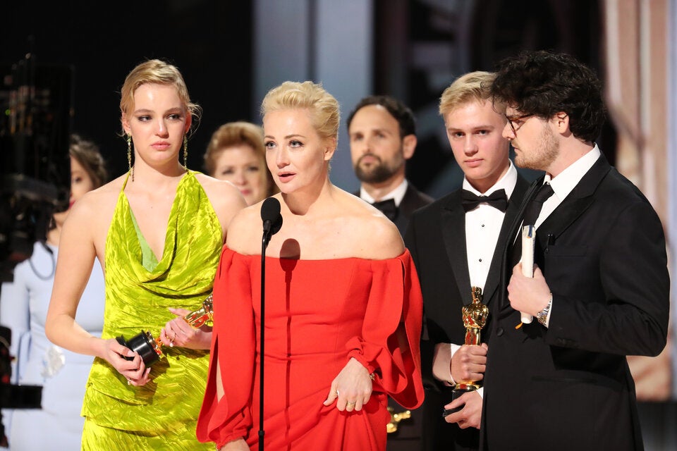 2023 erhielt der Dokumentarfilm über Nawalnys Kampf gegen Putins Regime einen Oscar. Auf der Bühne: Julija und die beiden Kinder.