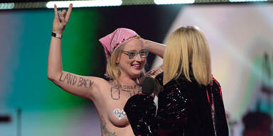 Klima-Protest: Oben-ohne-Auftritt crasht Award-Show