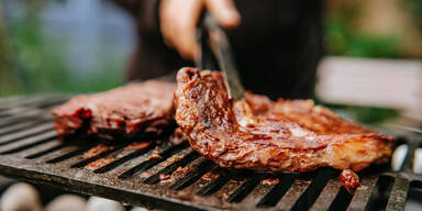 Grill-Hack: Mit diesem Trick bleibt kein Fleisch mehr am Rost kleben