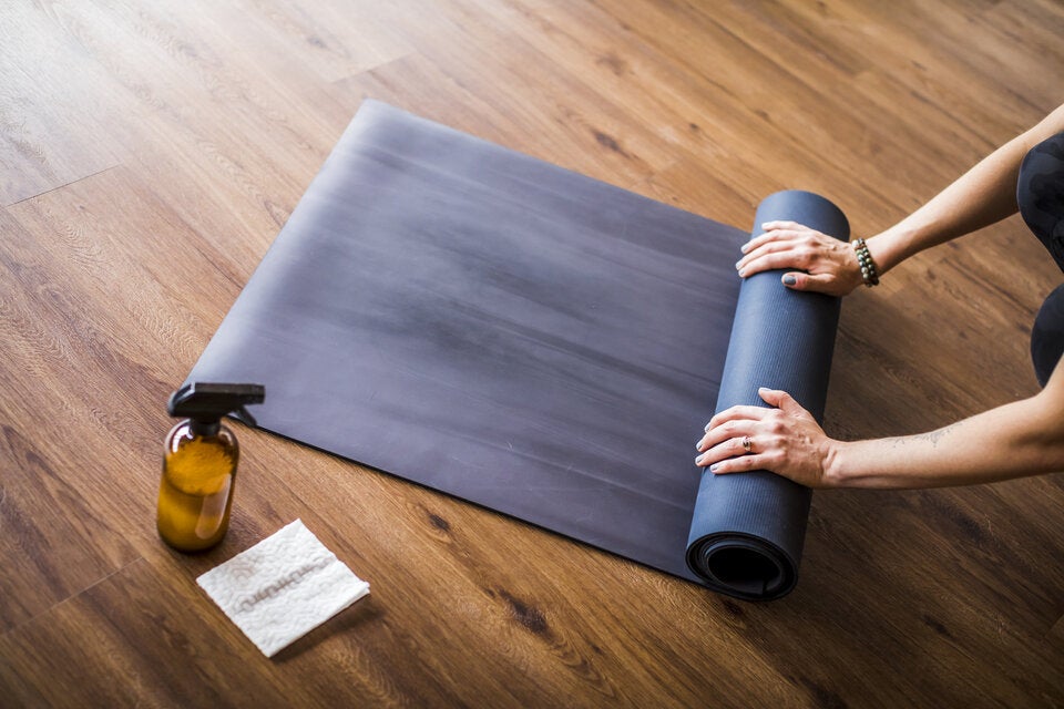 So reinigen Sie ihre Yogamatte richtig.