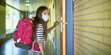 Sch&uuml;lerin mit Maske