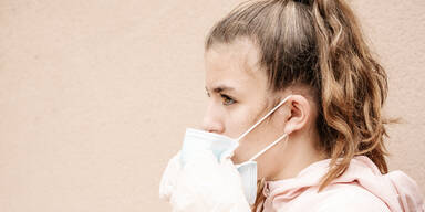 M&auml;dchen mit Maske