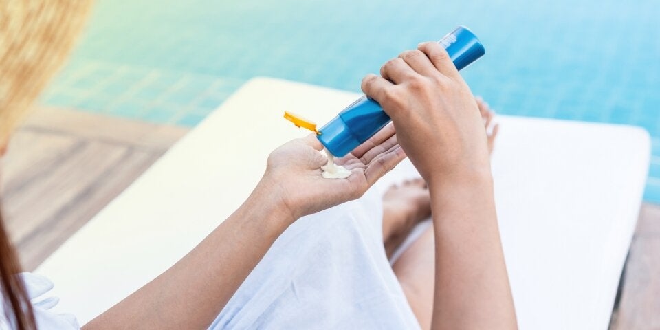 Frau mit Sonnencreme