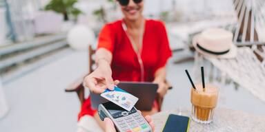 So vermeiden Sie teure Kartenspesen im Nicht-Euro-Ausland