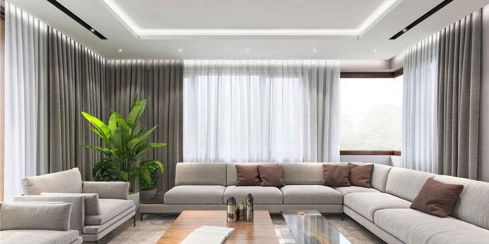 Wohnzimmer mit großen Fenster und Vorhängen