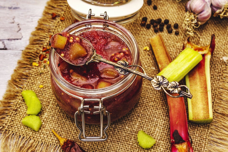 Vergessen Sie den Kuchen: So genial lässt sich Rhabarber herzhaft kombinieren