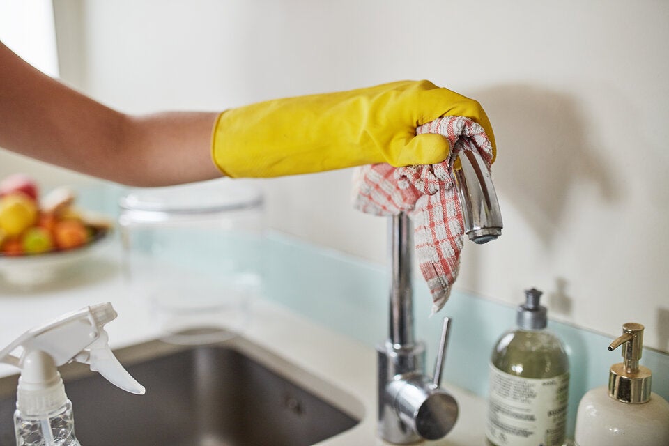 Hygiene-Falle: Warum Sie keinen Lappen über den Wasserhahn hängen sollten