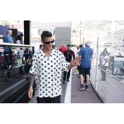 Kult-Sängerin Shirley Bassey (Goldfinger) beim Siegerteam