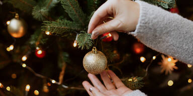 Mit diesem Geheimtrick halten Ihre Christbaumkugeln bombenfest