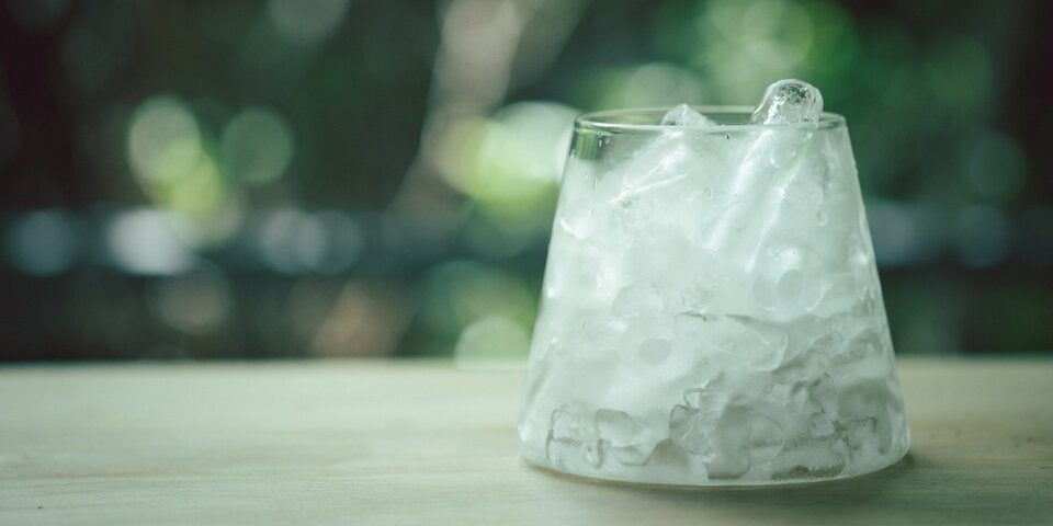 Wasserglas mit Eiswürfeln