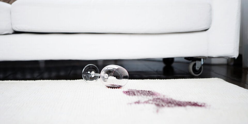 Mit diesem SOS-Trick entfernen Sie Flecken auf Sofa, Teppich und Co.
