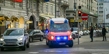 80-Jähriger von Bim erfasst: Lebensgefahr