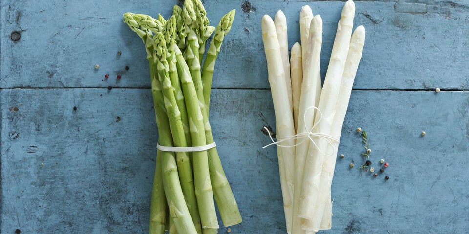 Grüner & weißer Spargel: So schält man das Königsgemüse richtig