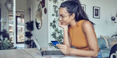 Frau vor Laptop