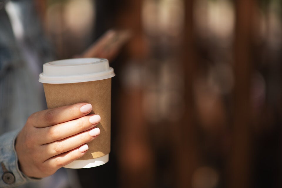 Schock-Studie enthüllt: Dieses beliebte Getränk enthält das meiste Mikroplastik