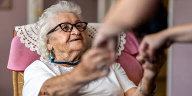 Gro&szlig;er Ansturm auf blau-gelben Pflegescheck