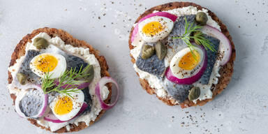 Brote mit Eieraufstrich und Hering
