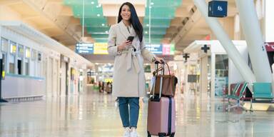 Frau am Flughafen