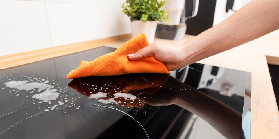 Ceranfeld reinigen: Die besten Hausmittel gegen Verschmutzungen
