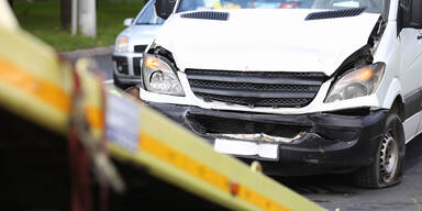 Alko-Lenker (29) mit Kleinbus zieht Spur der Verw&uuml;stung
