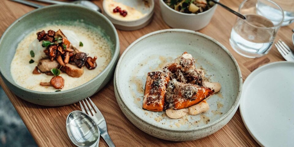 gedeckter Tisch mit vollen Tellern