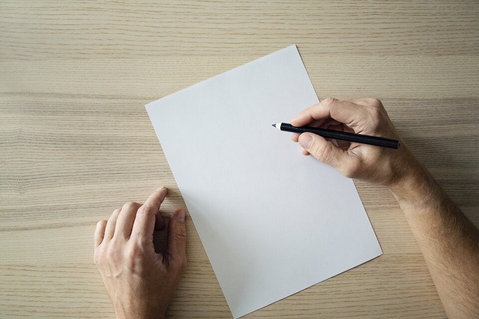 Darum sollten Sie IMMER ein Blatt Papier in den Koffer legen
