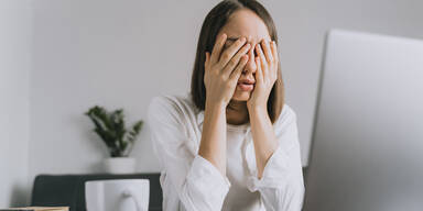 Frau mit den H&auml;nden im Gesicht