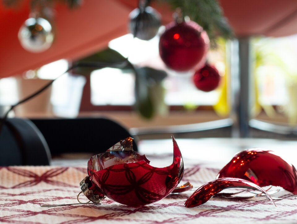 Mit diesem Geheimtrick halten Ihre Christbaumkugeln bombenfest