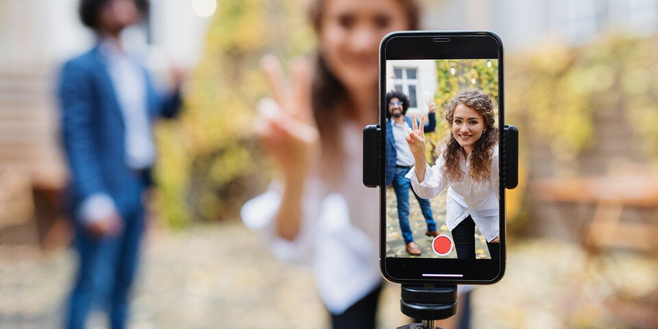 Paar filmt ein TikTok Video