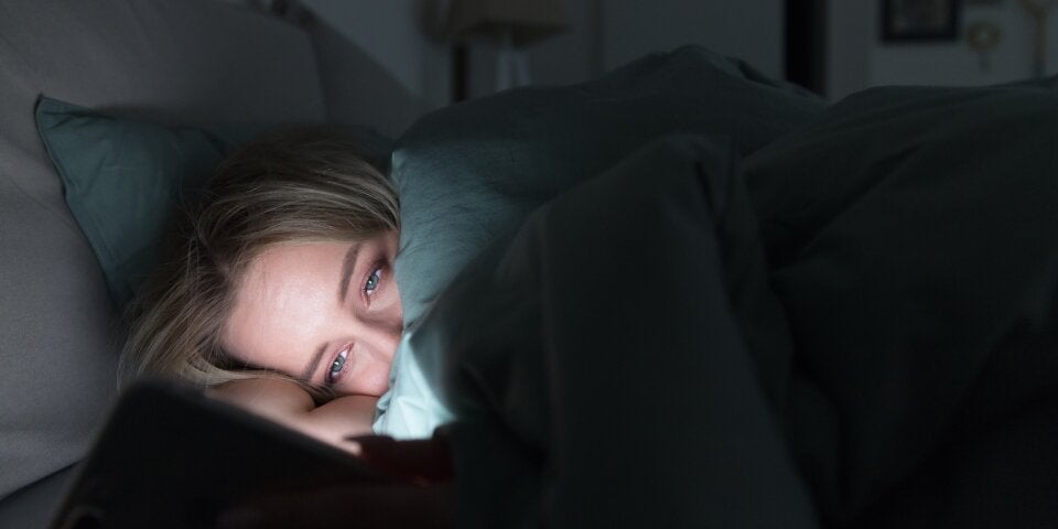 Müde Frau vor Handy