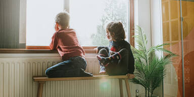 Sturz aus Fenster: Bub (7) kämpft um sein Leben