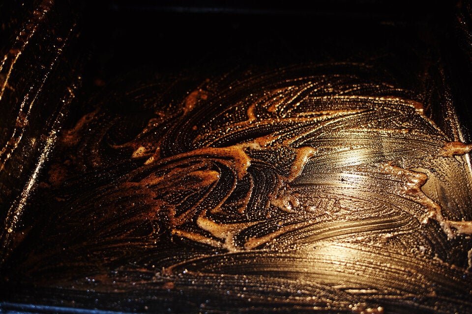 Genialer Hack: Dieses Getränk entfernt Eingebranntes am Backblech