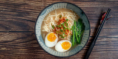 Ramen mit H&uuml;hnerbrustfilet und Ei