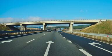 Auto crasht in Brückenmauer: Mutter (82) starb am Biefahrersitz