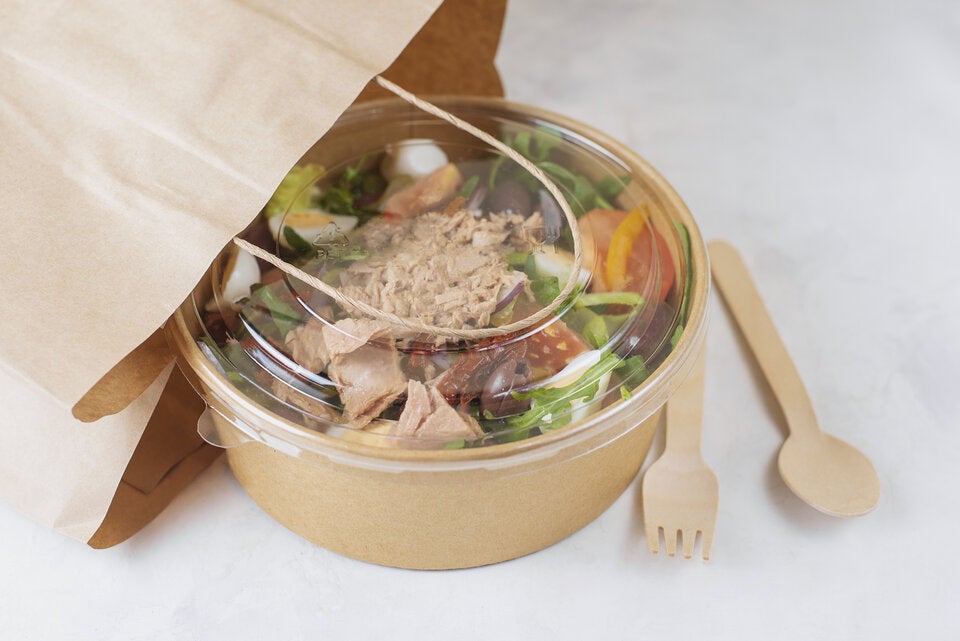 Besonders in der Mittagspause greifen Österreicher:innen oft zu To-Go Salaten.