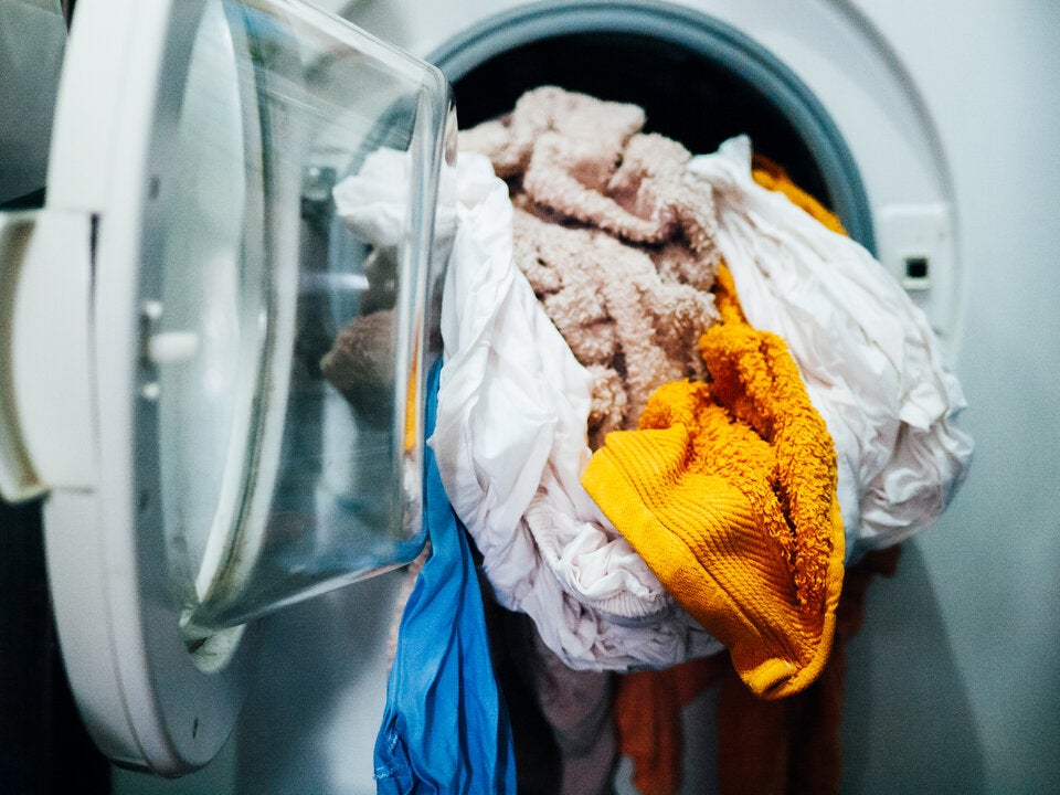 Nach dem Waschgang: So lang darf die Kleidung in der Waschtrommel bleiben