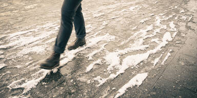 Wichtiger Tipp: SO vermeidet man St&uuml;rze bei Glatteis