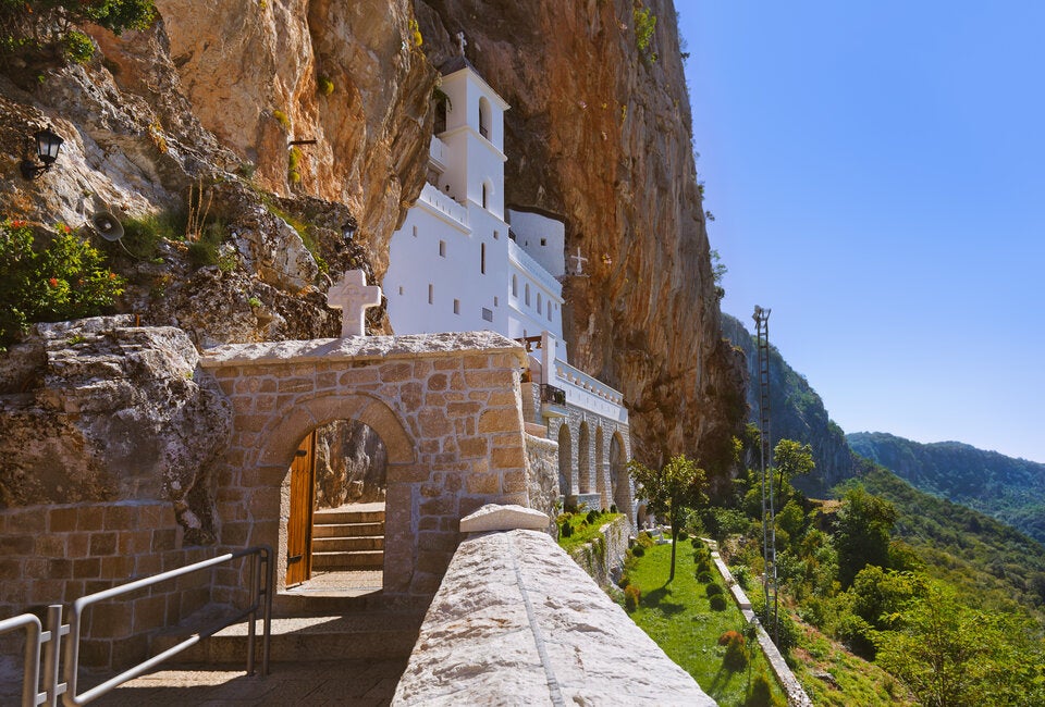 Fels-Bauwerk. Das Kloster von Ostrog ist ein Besuchermagnet.