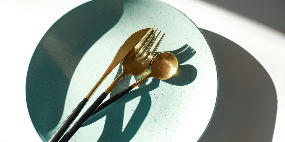 Teller mit goldenem Besteck