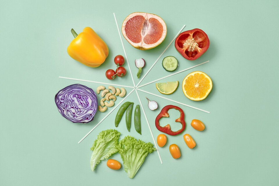 Durch täglichen Konsum von Gemüse, Obst, Nüssen und hochwertigen tierischen Produkte lässt sich der Vitaminbedarf gut decken.