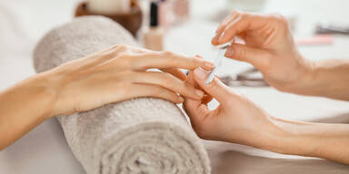 Nagelstudios müssen Waren um tausende Euro wegschmeißen