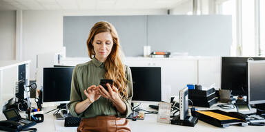 frau handy b&uuml;ro
