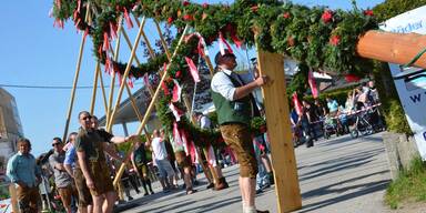 Zahlreiche Maibaum-Feste
