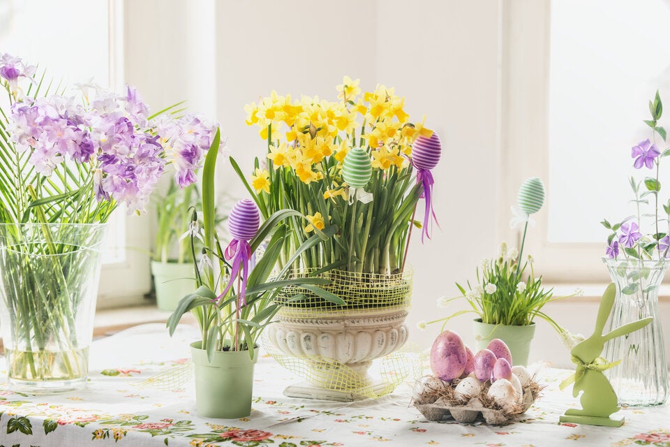 Ostern in Blüte: Dekoration aus Blüten und Zweigen