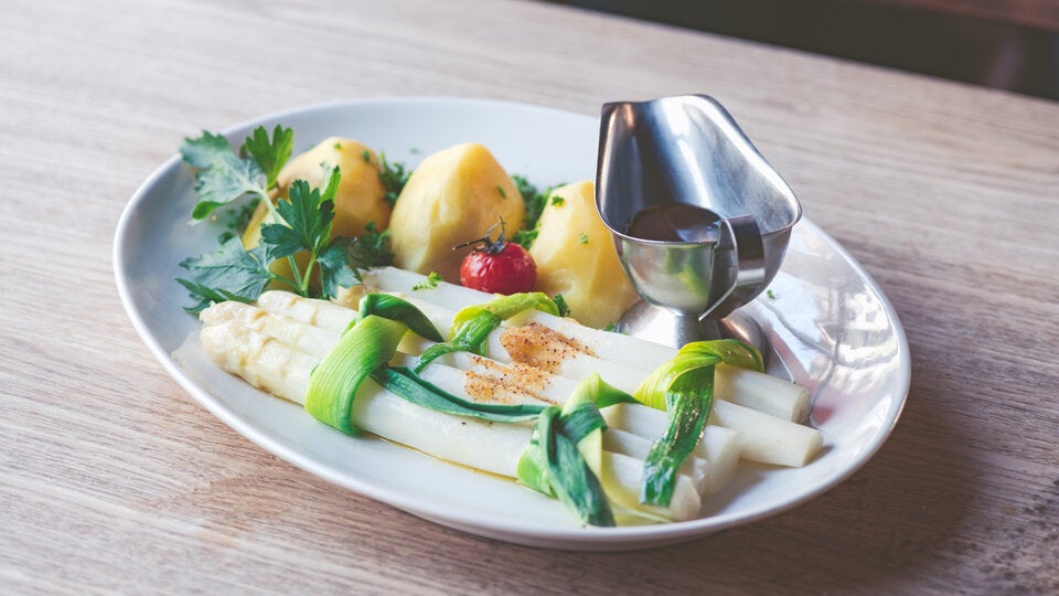 Statt Hollandaise: Diese Saucen passen viel besser zu Spargel