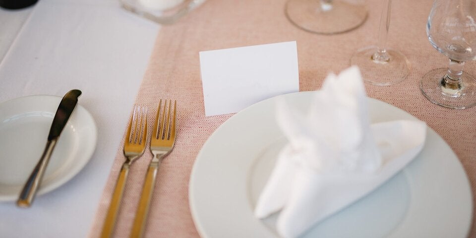 Teller mit Serviette Besteck und Namensschild